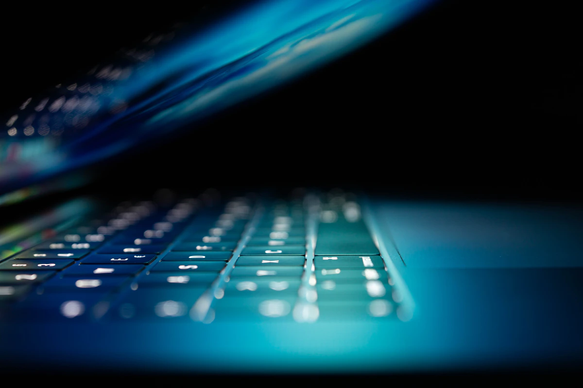 Blauw gloeiend laptopscherm, vergelijking van het cybersecuritykader
